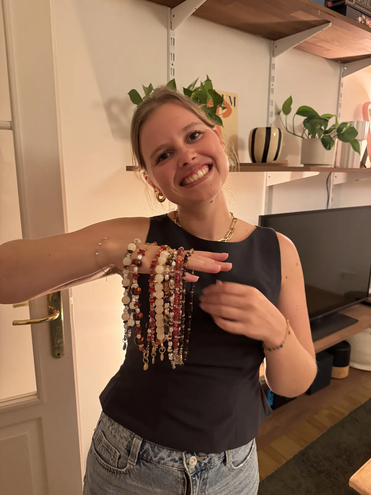 Chloé, fondatrice d'EOSA, présentant ses bijoux