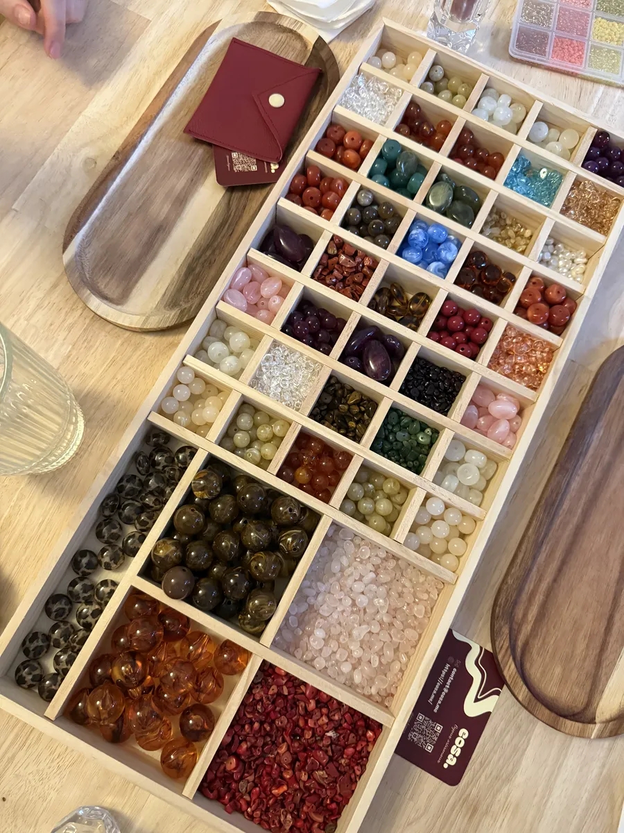La sélection de pierres naturelles et de perles proposée pendant l'atelier